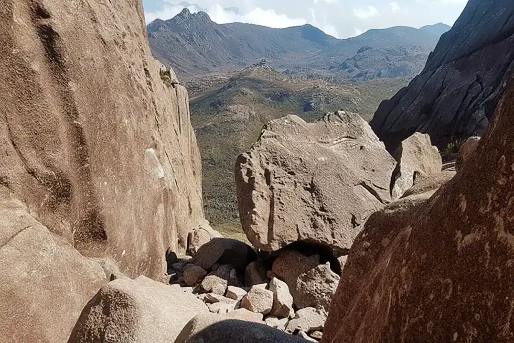 A formação das Agulhas Negras é a que mais se destaca no Parque Nacional do Itatiaia Com uma beleza cênica incrível.