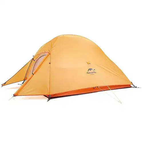 A Cloud-Up 2 possui estrutura autoportante com montagem rápida por clips, ajustável em menos de 2 minutos, múltiplas opções de configuração (barraca completa, só sobreteto ou só barraca interna), capota estendida com vestíbulo frontal e altura interna otimizada para duas pessoas.