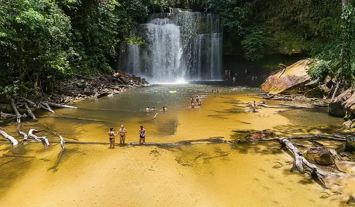 Guia prático para acampar em Presidente Figueiredo: melhores locais, como chegar, equipamentos e dicas de segurança.