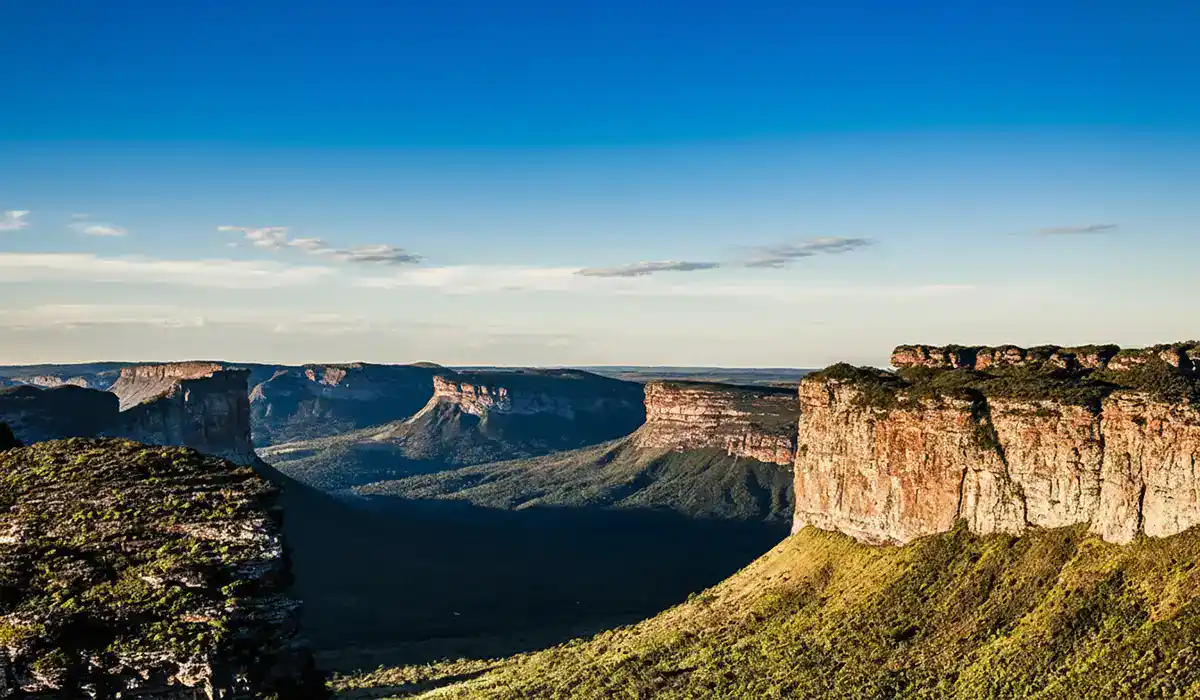 Esta é uma bela imagem panorâmica da Chapada Diamantina, na Bahia, capturando a grandiosidade do relevo da região.