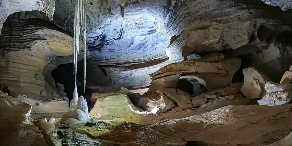 A Gruta da Lapa Doce fica no município de Iraquara, na região da Chapada Diamantina, no estado da Bahia. É uma das maiores cavernas do Brasil e está localizada dentro da Área de Proteção Ambiental (APA) Marimbus-Iraquara. 