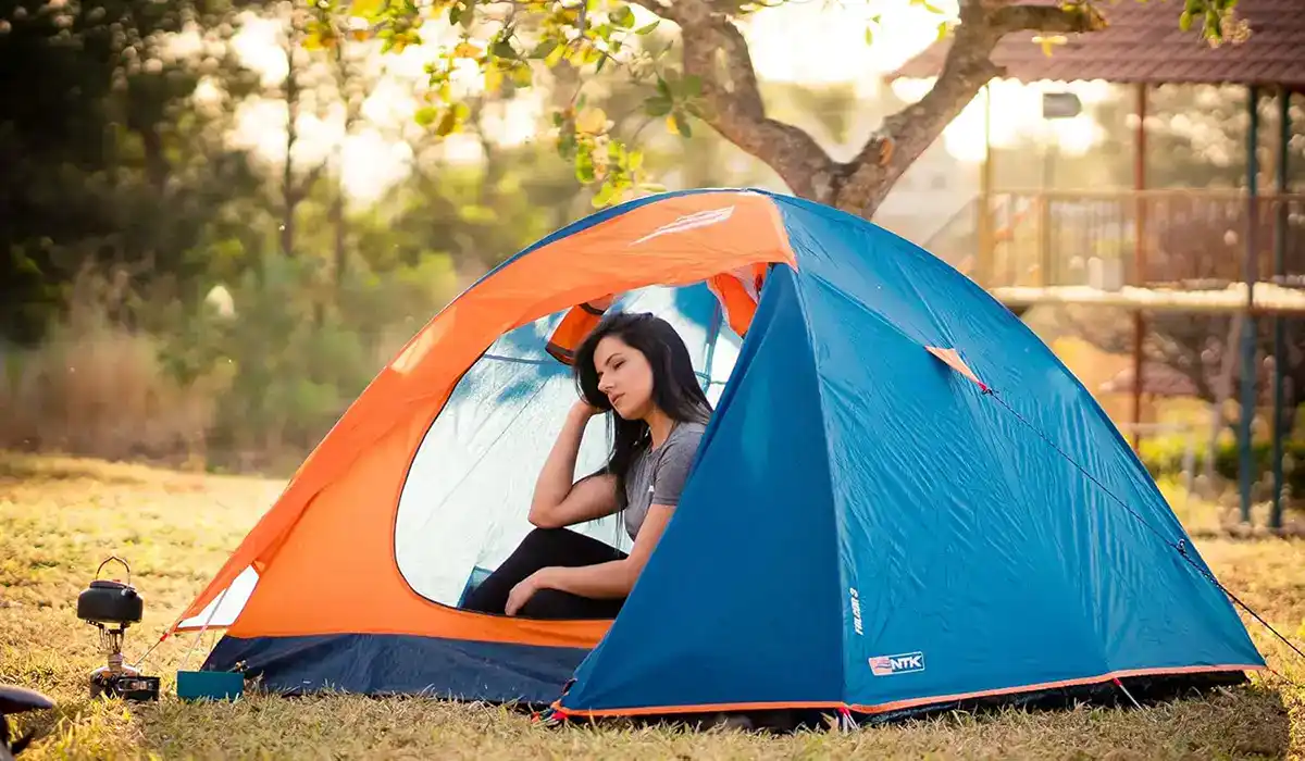 Quem está começando no mundo do camping vive um dilema clássico: de um lado, o medo de gastar uma fortuna num equipamento que vai usar duas vezes por ano. Do outro, o terror de comprar aquela barraca "promoção de supermercado" e acordar boiando na primeira garoa. A gente sabe bem como é isso.