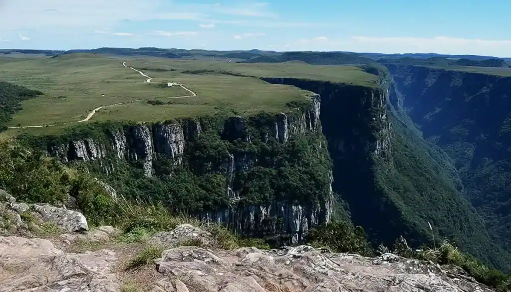 Poucos lugares no Brasil entregam tanta grandiosidade natural e acessibilidade quanto os cânions de Cambará do Sul, na Serra Geral, na divisa entre Rio Grande do Sul e Santa Catarina.