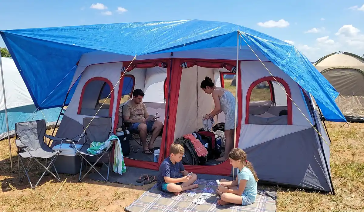 Barraca Joyfox 10 pessoas aguenta chuva?